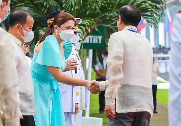 Lani Cayetano shakes hands with President Ferdinand Marcos Jr. STORY: Mayor Cayetano joins heroes’ day rites at Libingan ng mga Bayani
