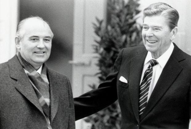 FILE PHOTO: Soviet leader Mikhail Gorbachev (L) meets U.S. President Ronald Reagan in Geneva, Switzerland November 19, 1985. The leaders met for the first time to hold talks on international diplomatic relations and the arms race.  REUTERS/Denis Paquin/File Photo