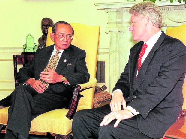 THE WORLD WAS HIS STAGE This April 10, 1998, photo shows then Philippine President Fidel Ramos conferring with his US counterpart, Bill Clinton, at the White House. Clinton was a guest of Ramos in the 1996 Asia-Pacific Economic Cooperation Summit hosted by the Philippines. Ramos, who died on Sunday, oversaw a rare period of steady growth and peace that won him a reputation as one of the country’s most effective leaders. —AFP