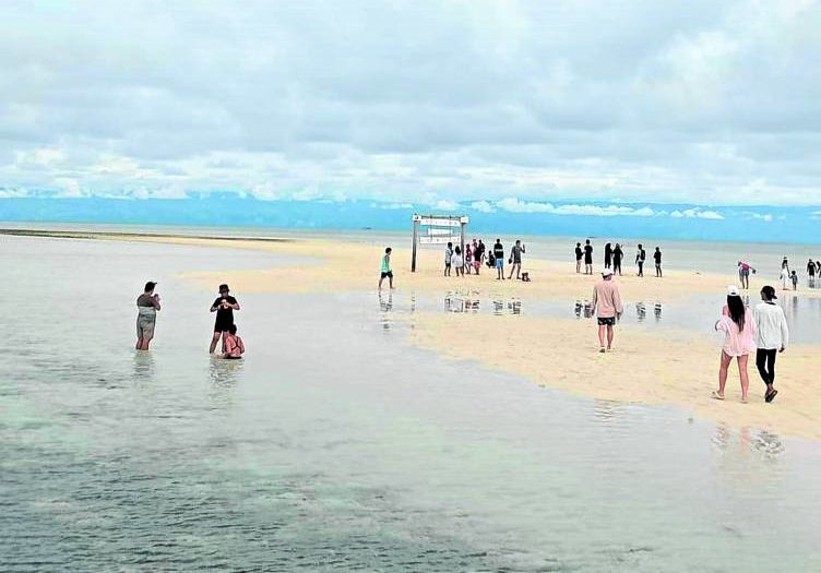 ALL CLEAR Tourists enjoy Panglao’s Virgin Island without its food stalls on Wednesday.