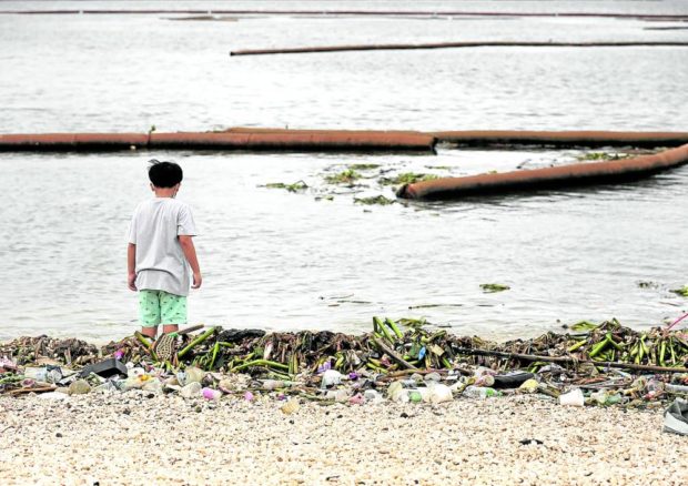 BEACH BUMMER Garbage litters the dolomite beach in Manila on Saturday, a day after heavy rains caused flooding on Taft Avenue and surrounding streets. —RICHARD A. REYES