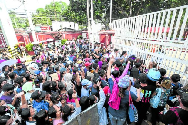 Thousands of people, both parents and students, flock to the main office of the Department of Social Welfare and Development on Saturday. STORY: Chaos mars DSWD study aid payout; Tulfo sorry