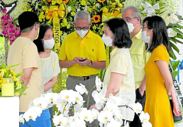 ANOTHER YEAR Viel Aquino-Dee (second from left) and Ballsy Aquino-Cruz (third from right) visit the tomb of their father, the late Sen. Benigno “Ninoy” Aquino Jr. whose 39th death anniversary was observed on Sunday at Manila Memorial Park in Parañaque City. —RICHARD A. REYES
