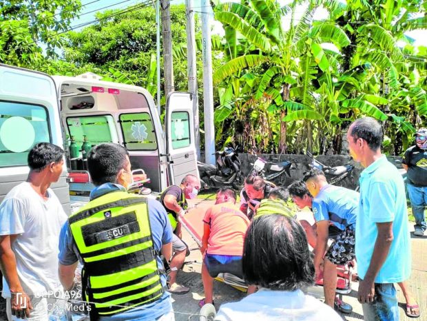 Rescuers prepare to take to the hospital one of the four victims who drowned at the Kabilang-Bilangan Reef in Barangay Sicaba, Cadiz City, Negros Occidental, on Sunday. STORY: Sandbar outing turns tragic as 4 drown in Cadiz City