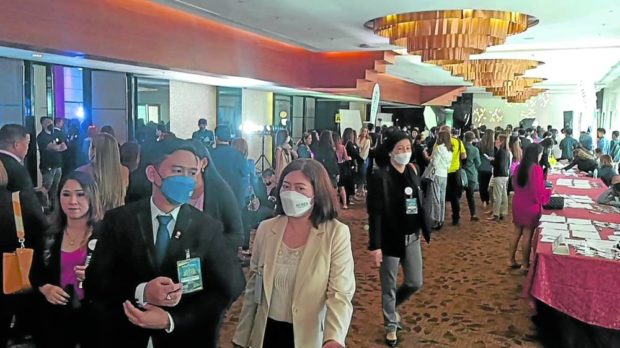 The Cebu City government has given owners of establishments the discretion to continue letting people wear their face masks in indoor settings or to remove them
