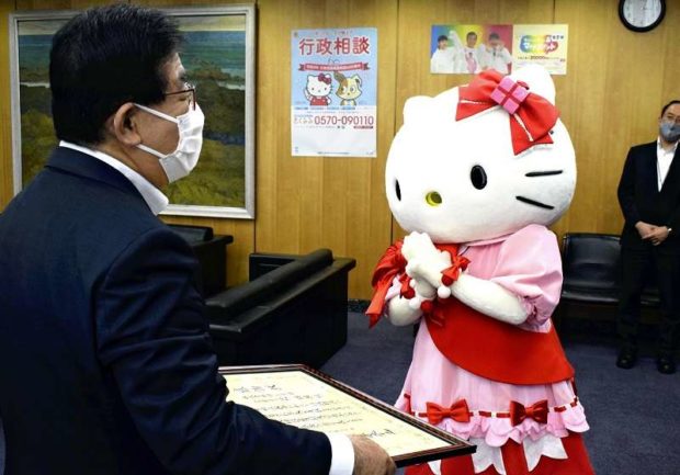 Hello Kitty receives certificate of gratitude from Cabinet minister