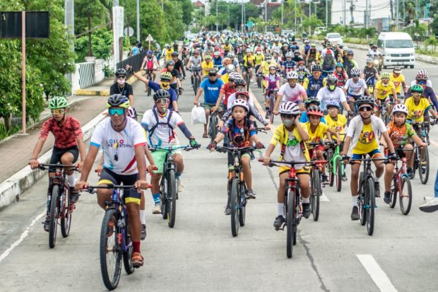 At least 2,000 bikers join the Iloilo Bike Festival 2022 in Iloilo City on Sunday. (IAN PAUL CORDERO/INQUIRER VISAYAS)