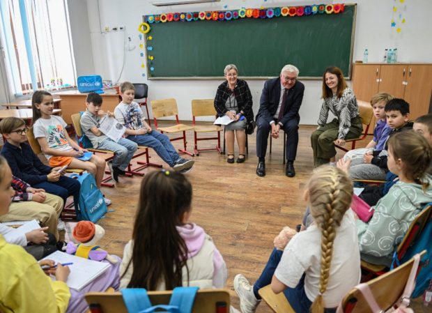 German President Frank-Walter Steinmeier meets Ukrainian refugee children who takes school classes in Ukrainian language at the "Mihai Viteazul" National College in Bucharest May 4, 2022. 