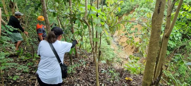 The mayor of Moises Padilla town in Negros Occidental has asked the secretary of the Department of Science and Technology (DOST) to send a geologist to Sitio Manaol, Barangay Quintin Remo to assess the new fissures or cracks in the ground in the area.