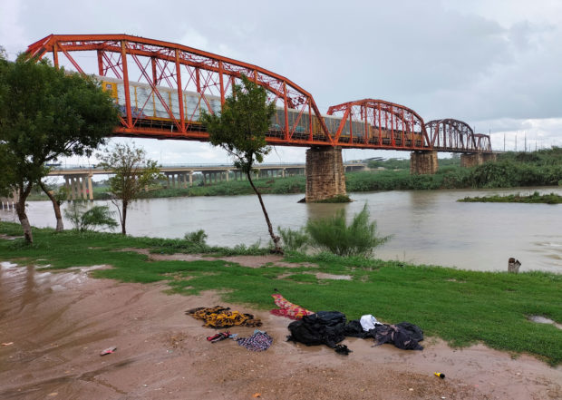 Nine migrants die trying to cross Rio Grande River into United States