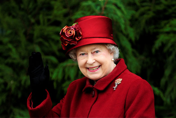 FILE PHOTO: Britain's Queen Elizabeth II waves as she arrives for the final day of the Cheltenham Festival horse racing meeting in Gloucestershire, western England, Britain, March 13, 2009. REUTERS/Dylan Martinez/File Photo
