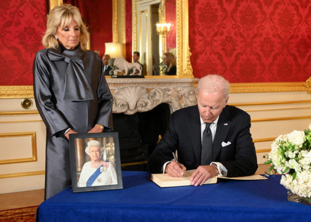 US President Joe Biden accompanied by the First Lady Jill Biden signs a book of condolence at Lancaster House in London, following the death of Queen Elizabeth II. Picture date: Sunday September 18, 2022. Jonathan Hordle/Pool via REUTERS?