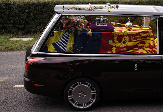 Hearse carrying the coffin of Queen Elizabeth II. STORY: Queen Elizabeth's coffin reaches Windsor, her final resting place