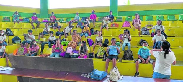 Grade school students at Barangay San Isidro in Mulanay, Quezon, find themselves in an unusual learning space as local and education officials allow the use of an idle cockpit arena as a classroom. STORY: ‘Sabungan’ turned into school for Quezon kids