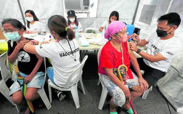 ‘BOOSTER SA PALENGKE’ Market vendors at Commonwealth Market in Quezon City get booster shots. —NIÑO JESUS ORBETA STORY: Rise in COVID-19 cases in Metro Manila expected – OCTA