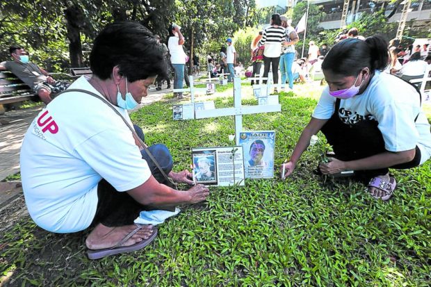 UNFORGOTTEN Families of victims of alleged extrajudicial killings of former President Rodrigo Duterte’s “war on drugs” light candles for their loved ones in this file photo. —INQUIRER PHOTO. STORY: Rights groups seek stronger support from UN