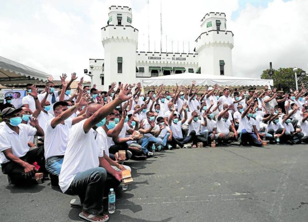 GIFT OF FREEDOM Inmates from New Bilibid Prison (NBP) and other detention centers around the country were gathered outside the NBP compound before they were released on Tuesday as President Marcos celebrated his birthday. Many of them had already served their sentences. —RICHARD A. REYES STOR: Over 350 inmates released from BuCor prisons FOR STORY: Over 350 inmates released from BuCor prisons