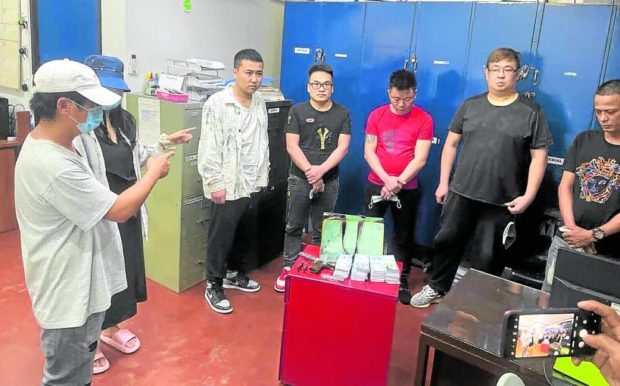 KFR SUSPECTS A Chinese woman (partly hidden) and a male complainant point to four of her compatriots, all employees of a Philippine offshore gaming operator, and their alleged Filipino accomplice, tagging them as the group who abducted her in Pasay City on Sept. 14. The five suspects were arrested in Parañaque City the following day by members of the Criminal Investigation and Detection Group of the Philippine National Police. —PHOTO FROMCIDG-PIO; POGO