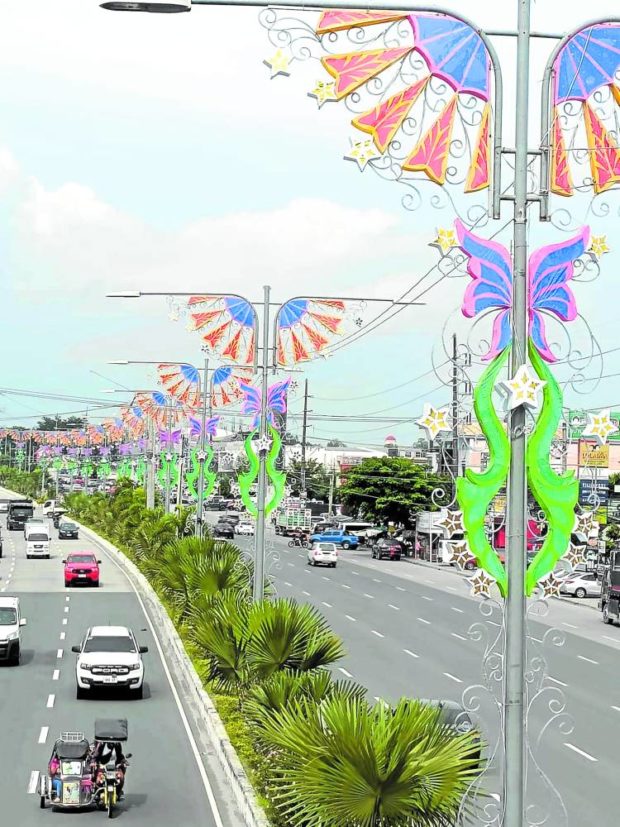 MERRIEST SEASON Lanterns on lampposts along the Dolores stretch of Jose Abad Santos Avenue in the City of San Fernando in Pampanga give an early Christmas feel to motorists since these were installed beginning Sept. 15. —PHOTO COURTESY OF THE CITY OF SAN FERNANDO PUBLIC INFORMATION OFFICE