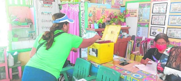 BALLOT CAST A resident votes at Gayonga Elementary School in Northern Kabuntalan, Maguindanao, during Saturday’s plebiscite on the law dividing Maguindanao into two provinces. —TAHER SOLAIMAN