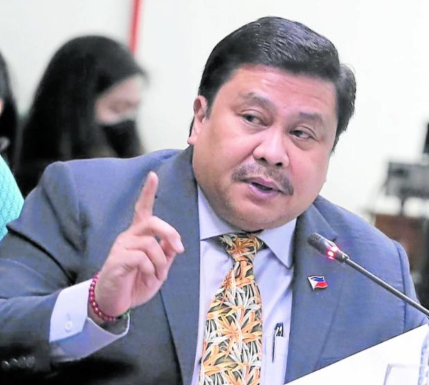 Senator Jinggoy Estrada thought it is “disturbing” that close to 90% of adult Filipinos believe fake news is a problem in the country.