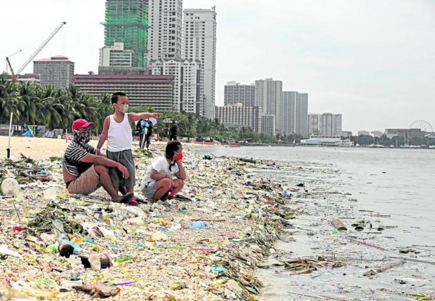 NOT A PRETTY SIGHT Trash carried by strong waves in Manila Bay as Supertyphoon “Karding” crossed Luzon on Sunday and Monday end up on the shores of dolomite beach in Manila. —RICHARD A. REYES