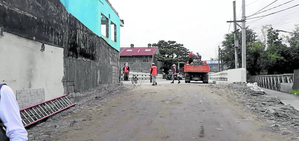Structures blocking the approach of the San Jose Panlumacan Bridge in the Pampanga capital of San Fernando have been removed