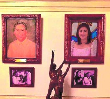 A visitor at the Presidential Museum and Library in Malacañang has noticed that former Vice President Leni Robredo’s portrait (right) on display was just a tarpaulin printout