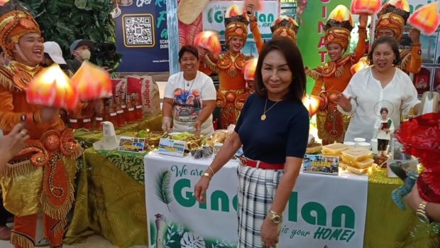 Cebu Gov. Gwendolyn Garcia leads a trade fair that showcases homemade delicacies and other products in a Cebu City mall on Friday. (DALE ISRAEL / INQUIRER VISAYAS)