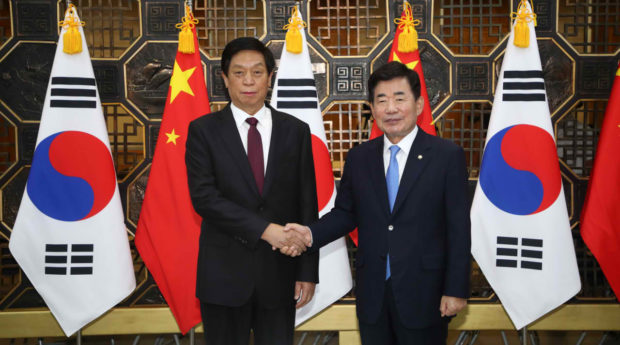National Assembly Speaker Kim Jin-pyo (right) and Li Zhanshu, China's third-highest-ranking official