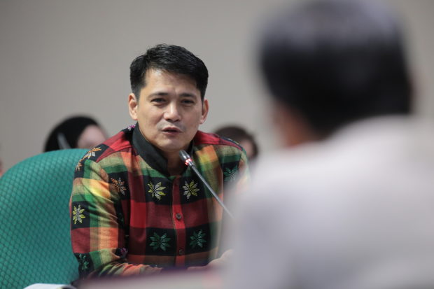 HEARING ON CONSTITUTIONAL CHANGE CONTINUES. Sen. Robinhood Padilla stresses anew the importance of approaching the discussion on Constitution with open eyes as he presides over the 4th hybrid hearing of the Committee on Constitutional Amendments and Revision of Codes Tuesday, September 13, 2022, on proposals to review and propose amendments to the 1987 Constitution. Padilla said it should be the mission of legislators and all Filipinos to understand the Constitution because the nation’s development depends on it. One of the resource persons, Atty. Anthony Abad Jr., Ateneo de Manila University School of Law professor, congratulated Padilla for his advocacy on constitutional change. “I think this is an act of courage on your part. It is both patriotic and heroic. So far from what I’ve seen in the long history of our legislature, what you’re doing now is historic. If this prospers, you would have the thanks of many unborn Filipinos. The next generation will reap the benefits of the amendments to the Constitution,” Abad said. (Voltaire F. Domingo/ Senate PRIB)