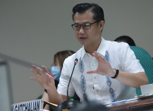 PROTECTING THE TAXPAYERS’ RIGHTS: Sen. Win Gatchalian presides over the hybrid hearing of the Senate Committee on Ways and Means on twin measures promoting the taxpayers’ bill of rights Thursday, September 15, 2022. Although these basic taxpayer’s rights are already present in various laws and issuances, Gatchalian stressed that Senate Bill Nos. 1077 and 1199 will consolidate and put all those different rights and obligations of taxpayers in one law. There were likewise three new concepts that were different from the existing rights and obligations of taxpayers in the twin bills, according to the senator. “For the past six years during the 17th and 18th Congresses, there were nine reform bills that were enacted by the previous administration. Let’s give credit where the credit is due, the previous administration carried the heavy burden of implementing the tax reform, particularly the two major tax reforms: Create Law and Train Law… This time, we will be focusing on the taxpayers. We have to refocus on the most important personality in the tax reform which is the taxpayers,” Gatchalian said. (Bibo Nueva España / Senate PRIB)