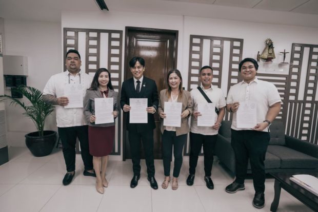 Tutok to Win Representative Sam “SV” Verzosa filed recently House Bill No. 4828 or the Poor Job Applicants Discount Act which grants poor job applicants twenty percent (20%) discount on government-issued pre-employment documents.