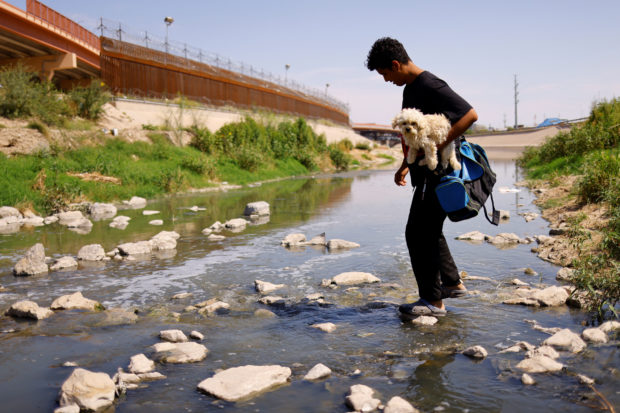  migrant and his dog say goodbye at US border