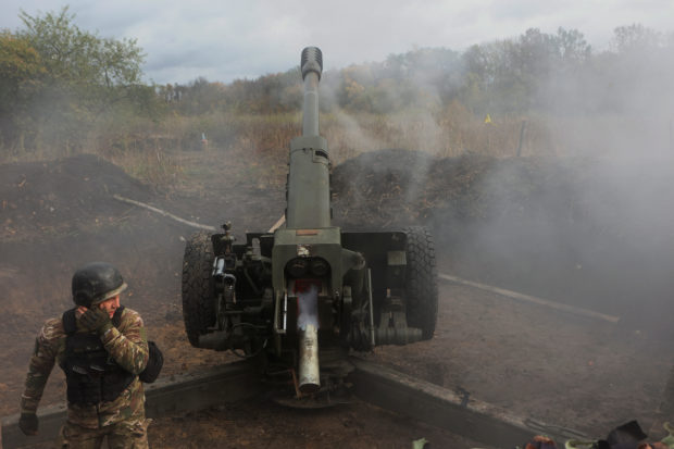 A member of the Ukrainian National Guard fires a D-30 howitzer towards Russian troops, amid Russia's attack on Ukraine, in Kharkiv region, Ukraine October 5, 2022. REUTERS/Vyacheslav Madiyevskyy