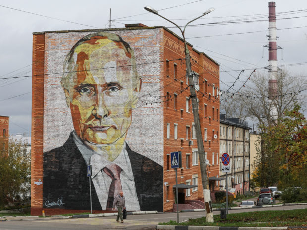 A view shows an apartment block with a mural depicting Russian President Vladimir Putin in the town of Kashira in the Moscow region, Russia October 6, 2022. REUTERS/Evgenia Novozhenina