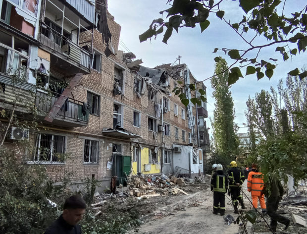 Rescuers work at the site of an apartment building damaged by a Russian military strike, as Russia's attack on Ukraine continues in Mykolaiv October 13, 2022.  REUTERS/Viktoriia Lakezina