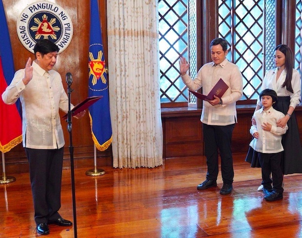 Ferdinand Marcos administer oath to Paul Soriano