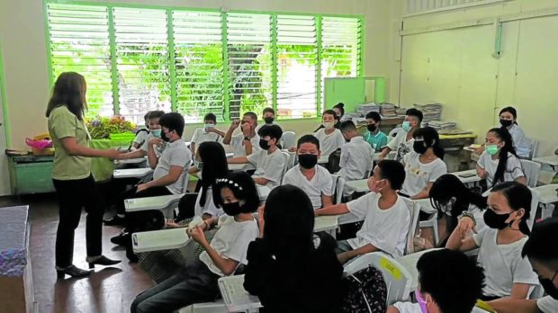 STILL REQUIRED Students of Apas National High School in Cebu City are back in their classrooms, still wearing face masks, during the start of in-person classes in August. STORY: Wearing face masks in Central Visayas schools still mandatory – DepEd