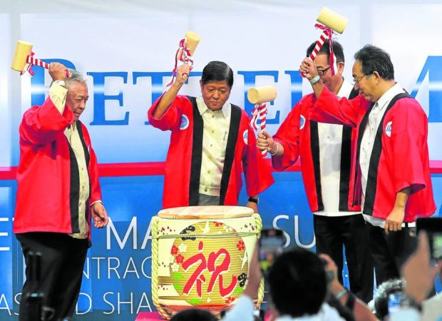 FOR GOOD FORTUNE President Marcos breaks a sake barrel, a Japanese tradition symbolizing good fortune, with Transportation Secretary Jaime Bautista (left), Japan Ambassador to the Philippines Kazuhiko Koshikawa and Japan International Cooperation Agency chief representative Sakamoto Takema during the groundbreaking rites for the construction of the Metro Manila Subway Project in Pasig City on Monday. STORY: Metro Manila subway signal for ‘grander dreams’ – Marcos