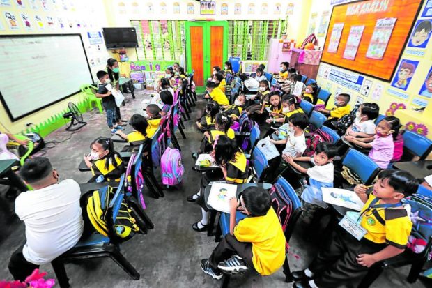 FULL CLASS In this Aug. 22 photo, Grade 1 pupils at San Diego Elementary School in Quezon City are each called in front of their class to recite their lessons. STORY: ‘Calculator’ developed to make schools safer