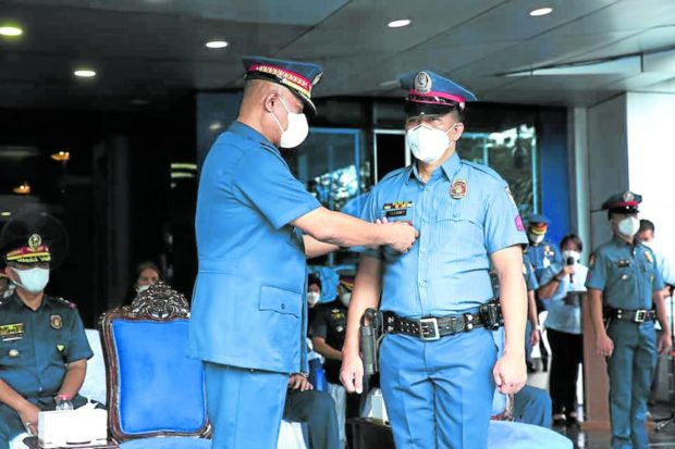FROM HERO TO SUSPECT Master Sgt. Rodolfo Mayo Jr. (right) was awarded by former PNP officer in charge Lt. Gen. Vicente Danao Jr. for “meritorious heroic acts” during a buy-bust operation in Valenzuela City in May. —PHOTO FROM PNP-PIO