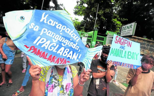 STAKEHOLDERS Members of activist group Pambansang Lakas ng Kilusang Mamamalakaya ng Pilipinas (Pamalakaya) troop to the main office of the Department of Environment and Natural Resources in this Aug. 5 file photo, as they called on the agency to take a tougher stand against reclamation projects in Manila Bay. —NIÑO JESUS ORBETA