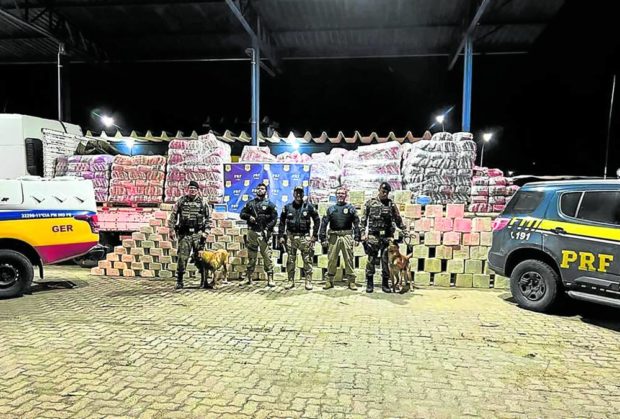 OVERNIGHT FIND Handout picture shows the team of highway policemen that seized more than a ton of cocaine worth an estimated $39 million. —MINAS GERAIS STATE FEDERAL POLICE/AFP. STORY: Brazilian police seize cocaine in cat litter