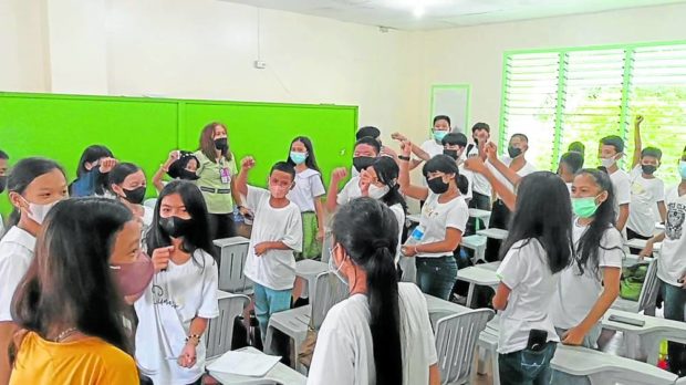 Elemetary school students in classroom. STORY: 40 private schools in Central Visayas want out of in-person classes