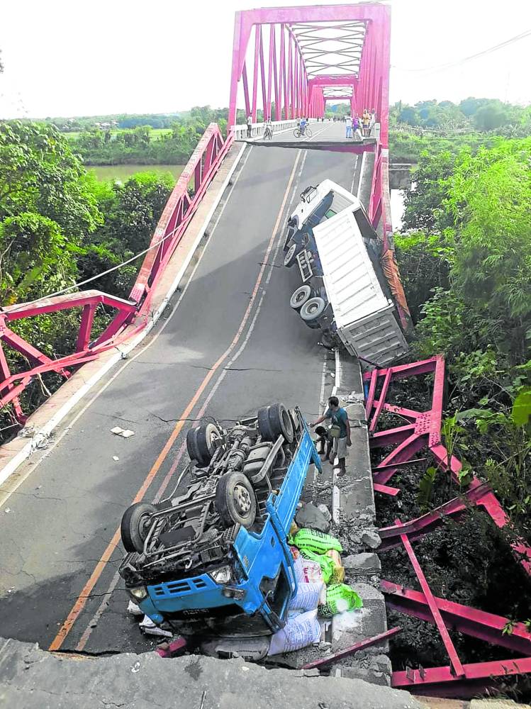 Two trucks are waiting to be salvaged from the collapse portion of the Carlos P. Romulo Bridge pangasinan
