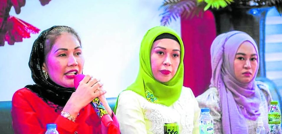 WOMEN POWER Maguindanao del Sur Gov. Bai Mariam Mangudadatu (left) answers questions from guests during the Oct. 20 “kanduli,” or thanksgiving, after she took the helm of the new province. With her are Maguindanao del Norte Gov. Bai Fatima Ainee Sinsuat (center), the former vice governor of the now dissolved Maguindanao province; and Maguindanao del Norte Rep. Sittie Shahara Mastura (right). —Photo from the office of Gov. Bai Mariam Mangudadatu