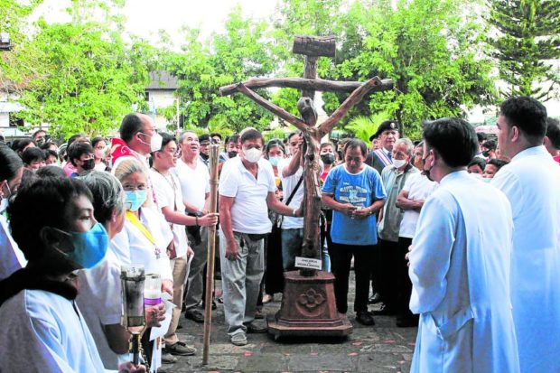 he “Krus ng Sierra Madre” is welcomed by residents and pilgrims at the Minor Basilica of St. Michael the Archangel in Tayabas City, Quezon