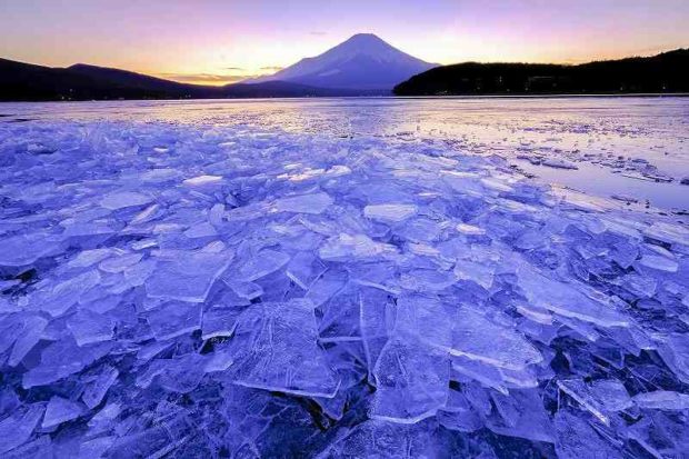 Broken ice is piled up on Lake Yamanaka 