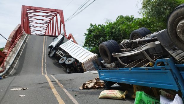 'Overloading' blamed for the collapse of the Wawa Bridge in Pangasinan.